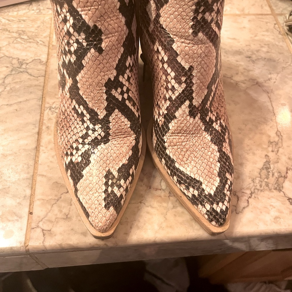Vince Camuto Womens Cute Ankle Boots Block Heel Snake Print Leather Zip 7M